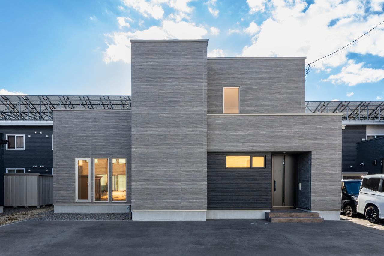 外観：オーナー様こだわりの間口の広さを活かした印象的なファサード