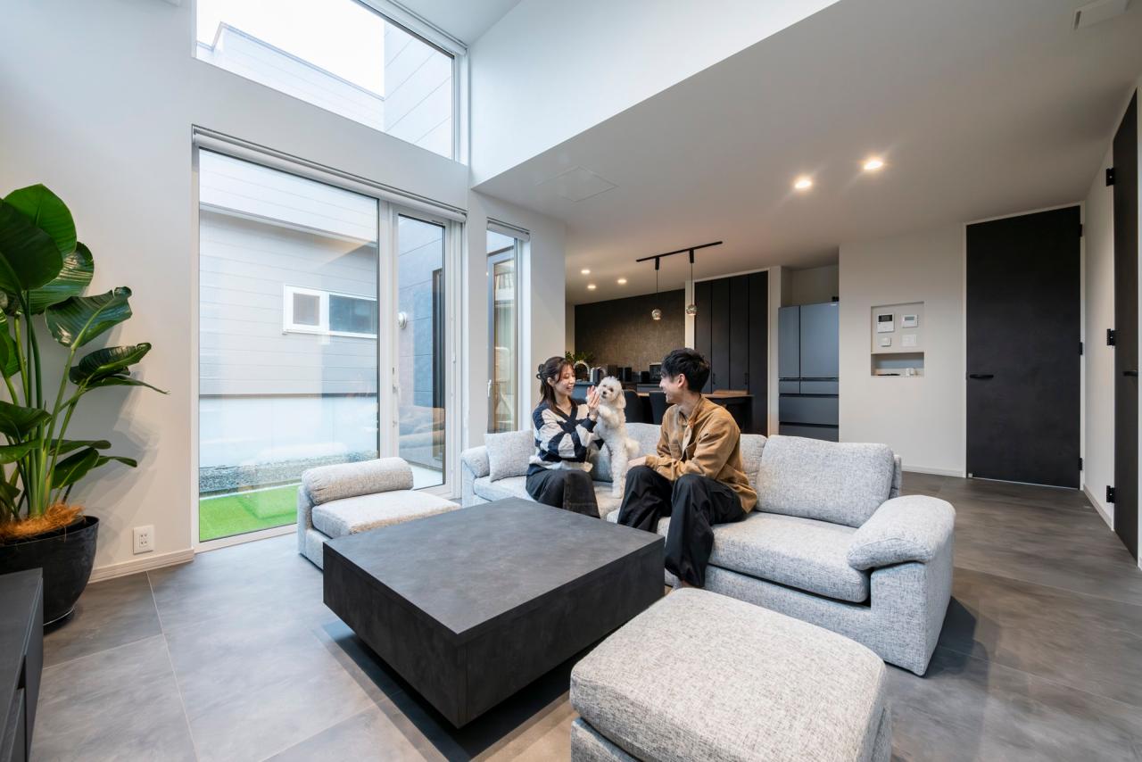 ハイ天井と大開口+高窓で明るく開放的なリビングルームに