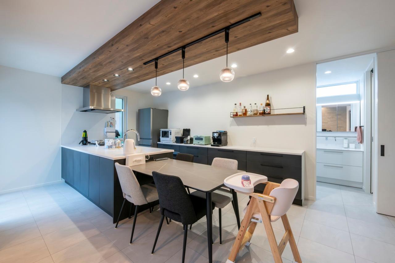 ダイニング、キッチン：木目調の下がり天井が空間を緩やかにゾーニングし居心地よい空間に