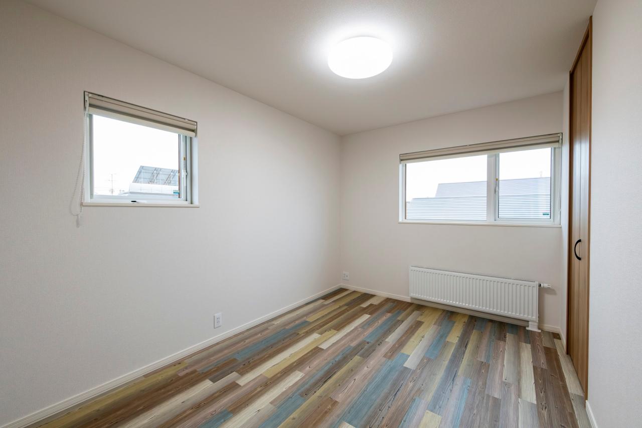 洋室、壁紙、内装：2階は奥様のお好きな北欧風のかわいらしいテイストの内観に