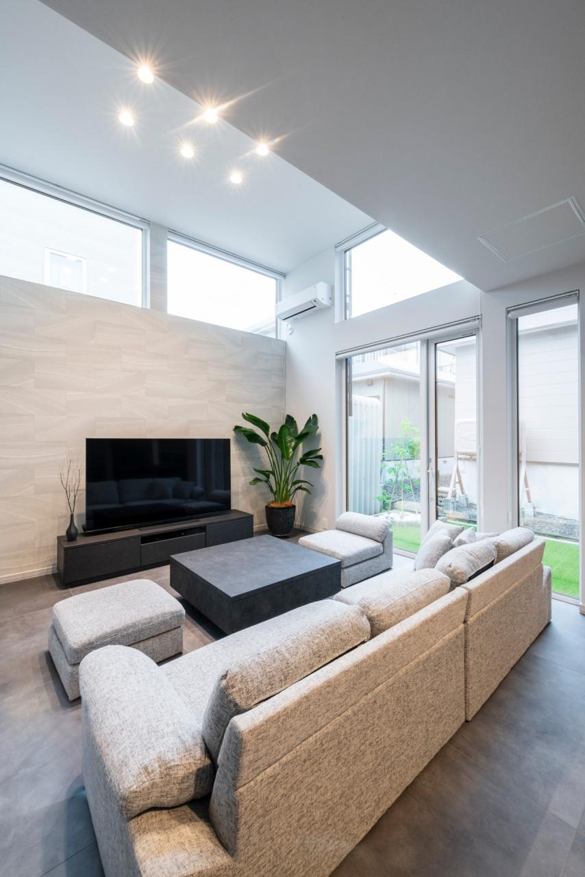 リビングは吹き抜けではなくハイ天井にすることで音の広がりなどにも配慮