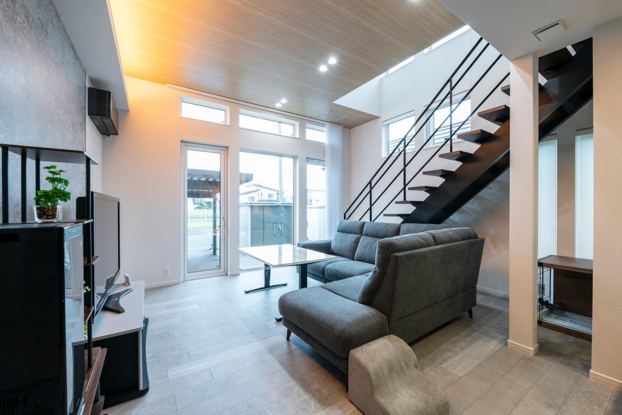 リビング、階段、吹き抜け：ハイ天井+オープン階段で圧倒的な開放感を放つリビング