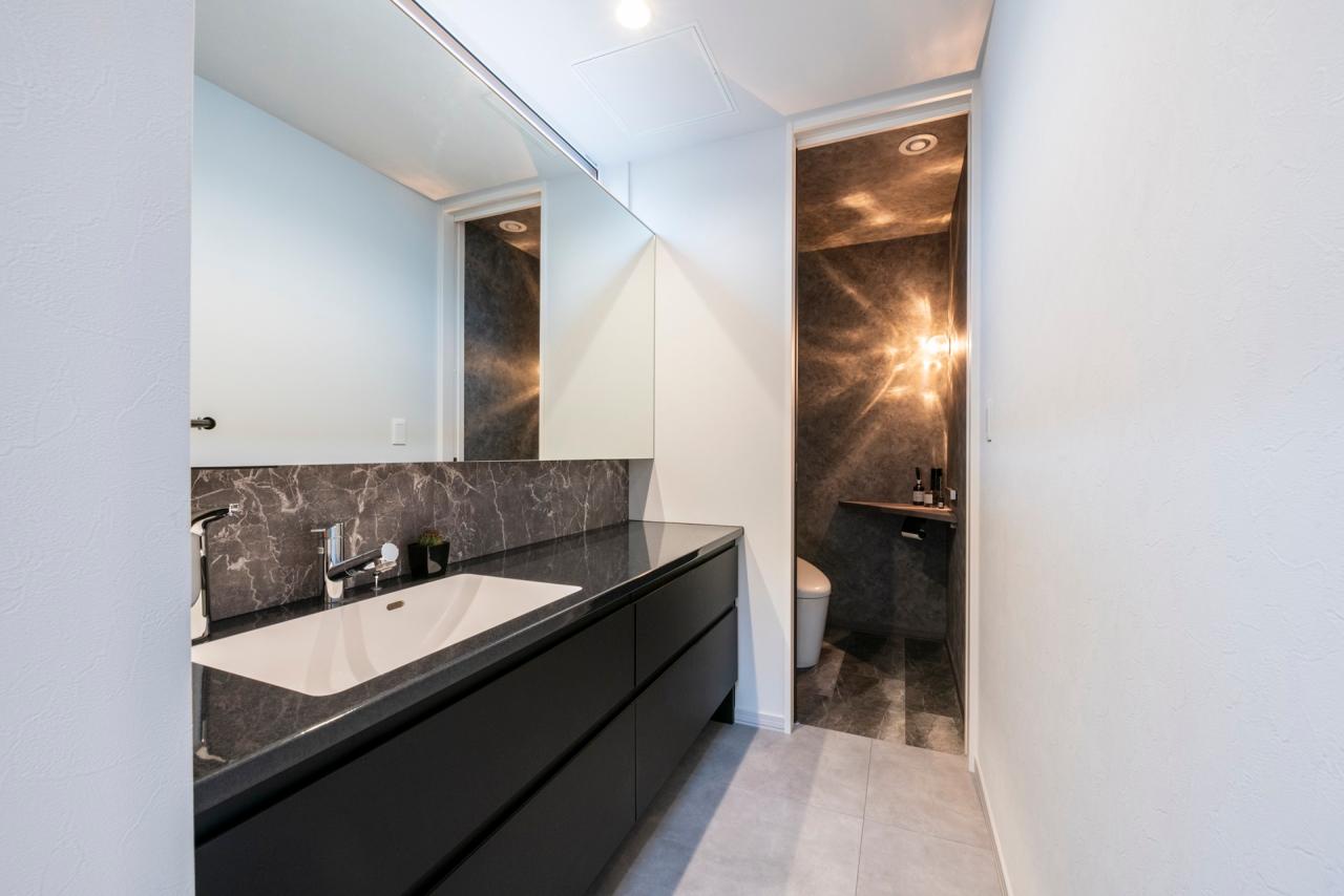 ラバトリー・洗面所、設備：2人並んでも楽々身支度可能な洗面台はアイカのスタイリッシュカウンター