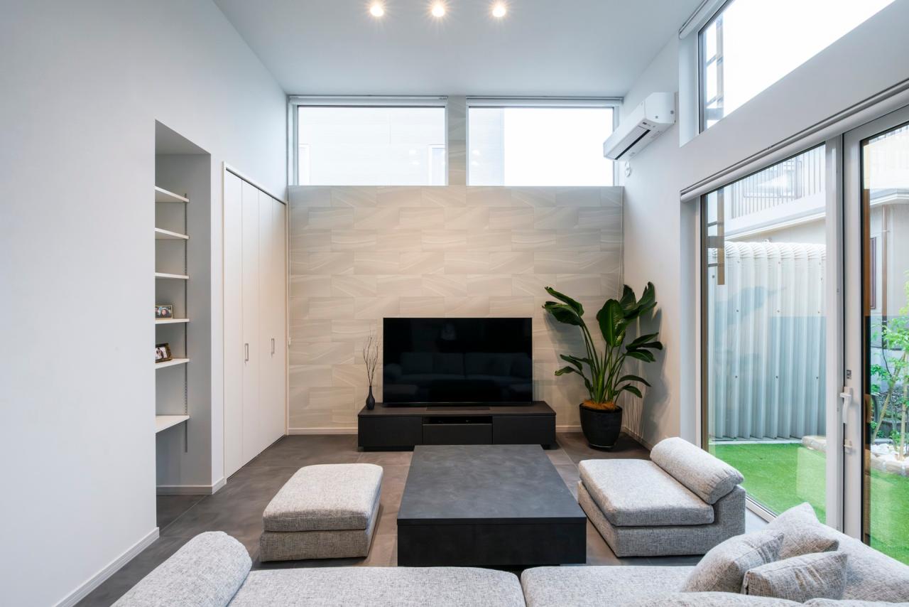 テレビ背面は高級感のある質感のクロスをアクセントに、高窓で明るさも確保