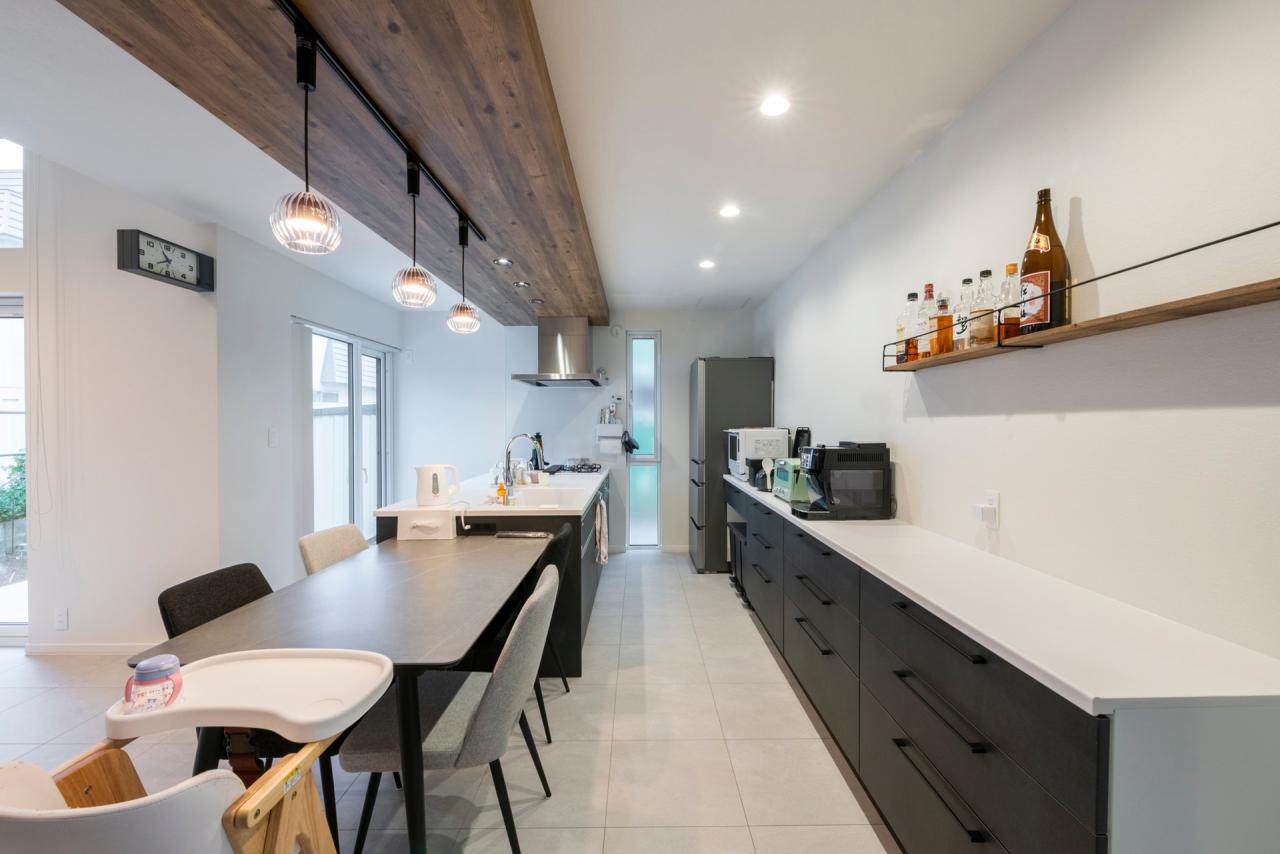 ダイニング、キッチン、収納：カップボードは幅3600と広々、壁面には見せる収納としてお酒をディスプレイ