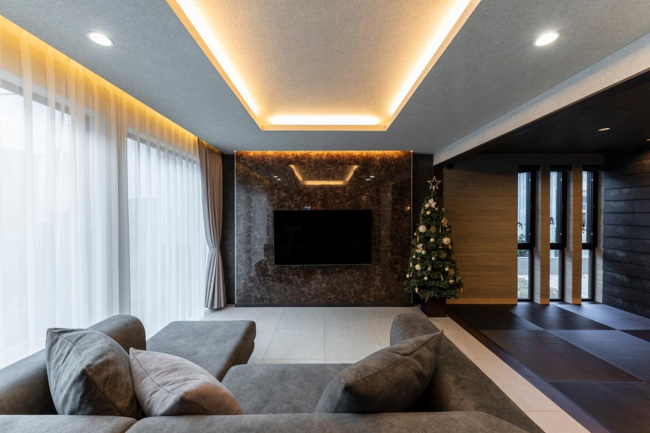 リビング、照明：折り上げ天井と間接照明が上質な大人の空間を演出