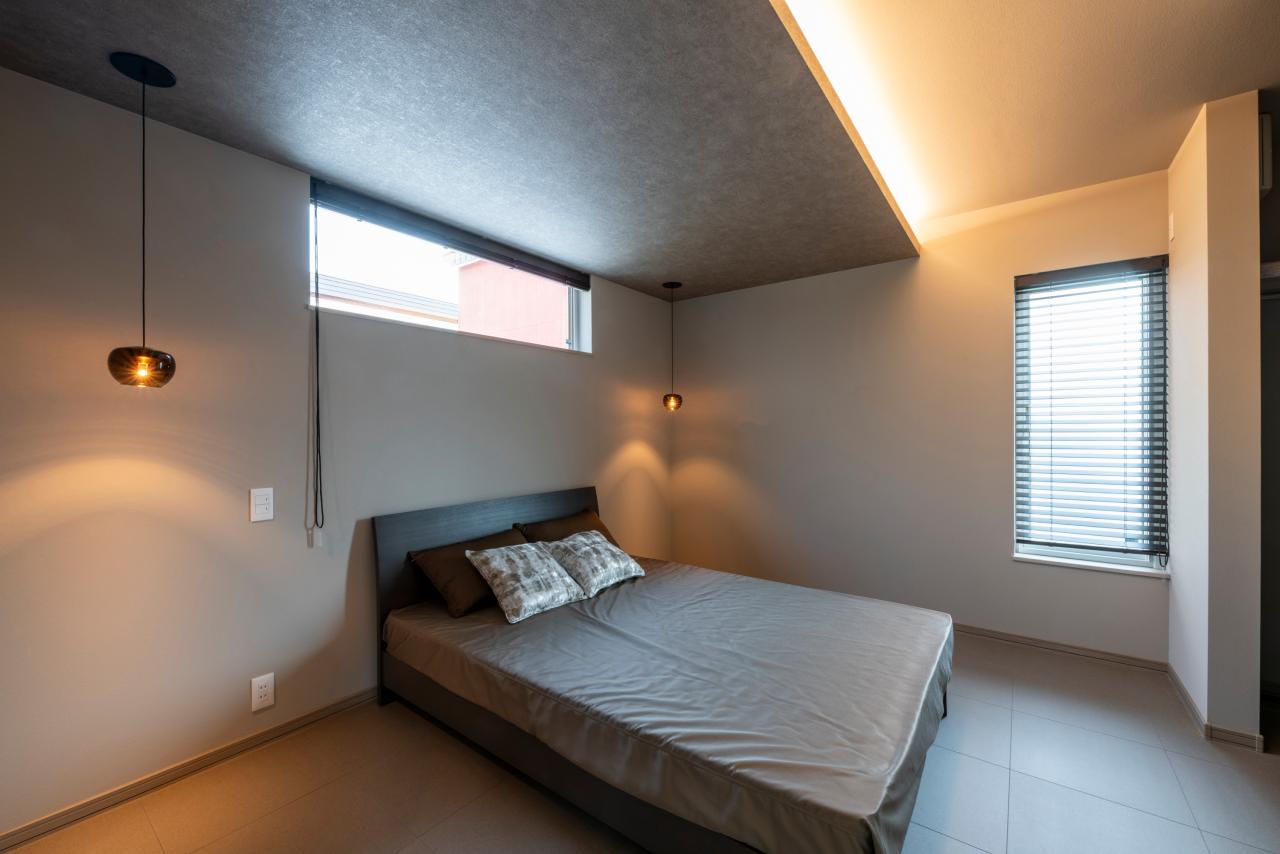 寝室、洋室、照明:間接照明が映える落ち着きの主寝室