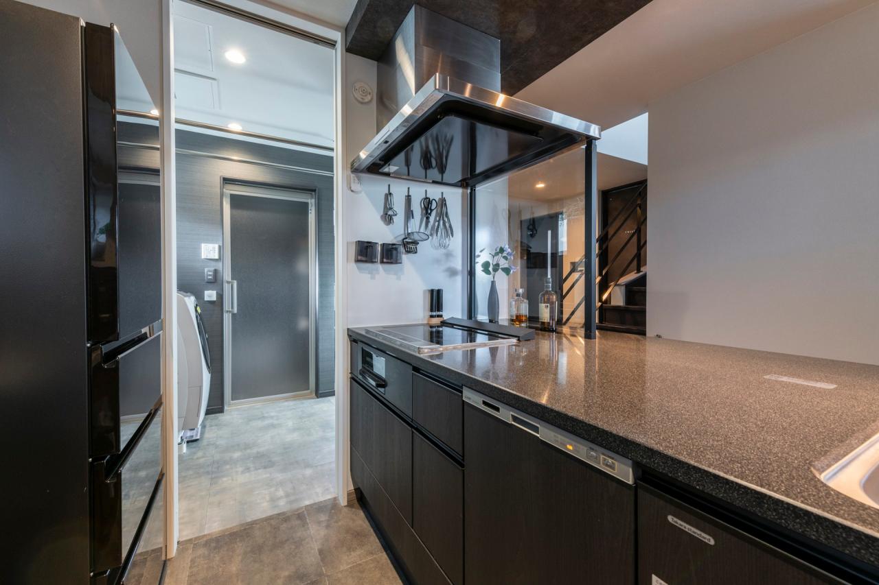 キッチン、設備：キッチントップは強さと美しさを兼ね備えた人造大理石、お色はモデレートブラック