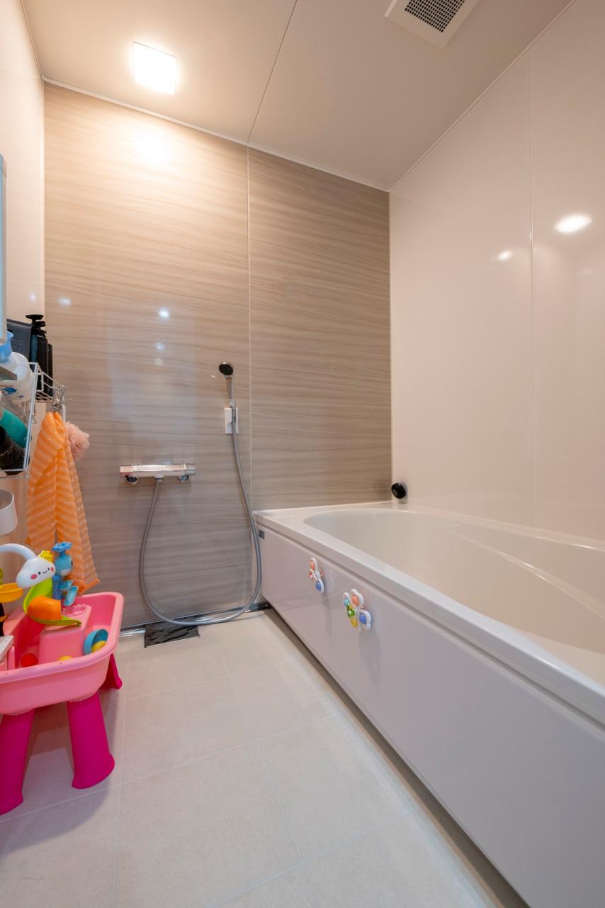 バスルーム：冬や悪天候の時はお子様と水遊びもできる広々としたバスルーム