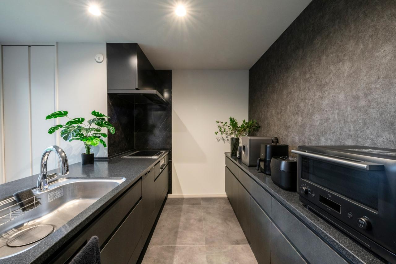 キッチン：キッチンはタカラスタンダードのオフェリア、ブラックに統一し空間を引き締め美しく演出