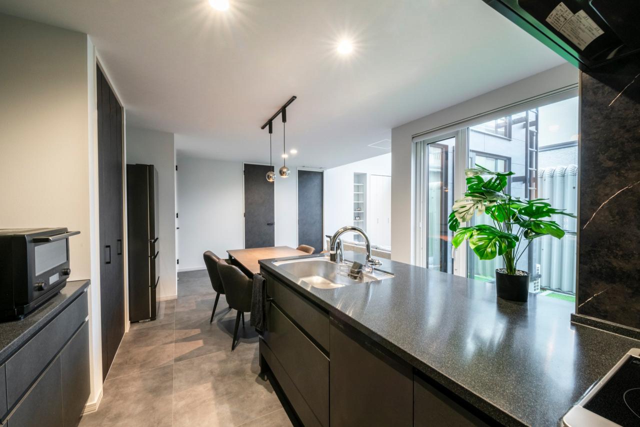 ダイニング、キッチン：グリーンが映えるスタイリッシュなキッチンでは友人を招いてお酒を飲むことも