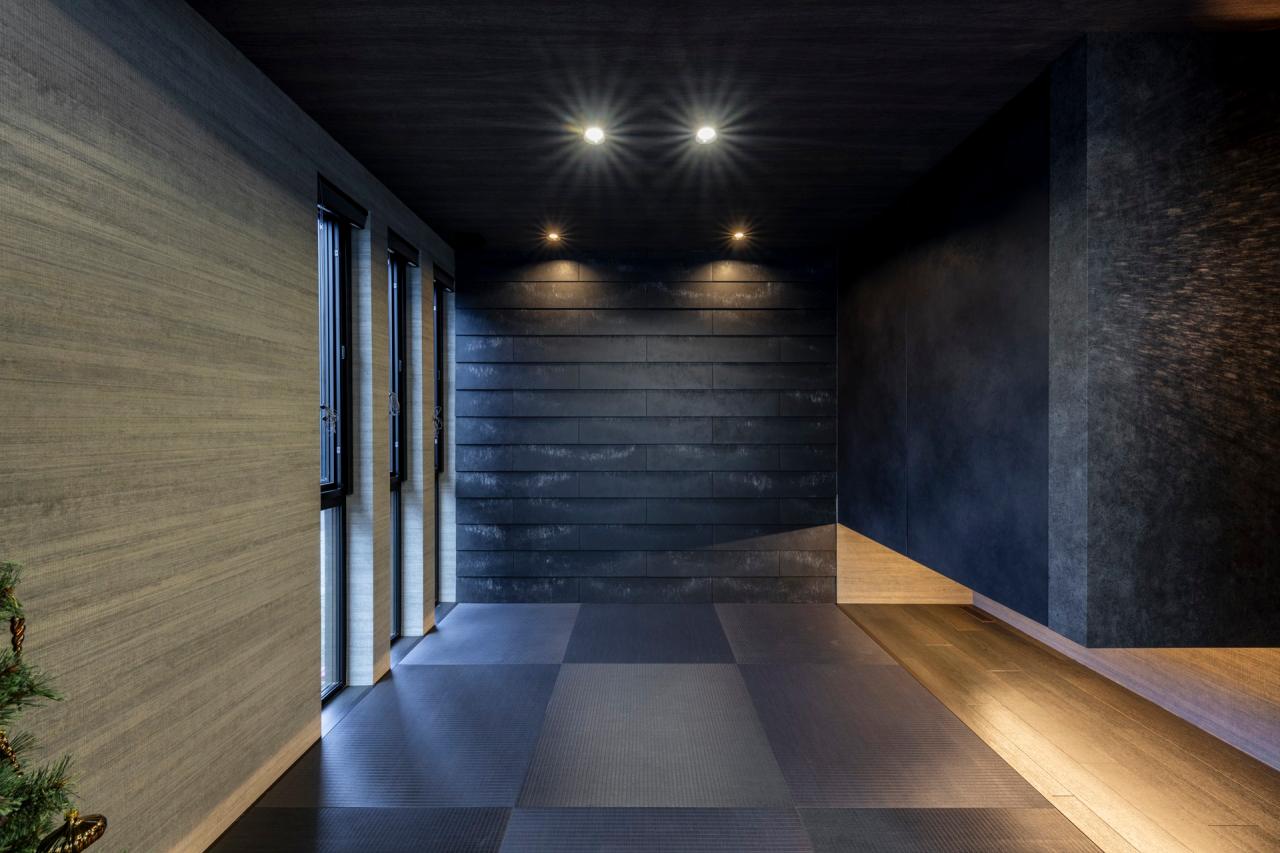 和室、フリースペース、壁紙：印象的な壁材はKmew SOLIDO typeM_LAP 鉄黒をご採用