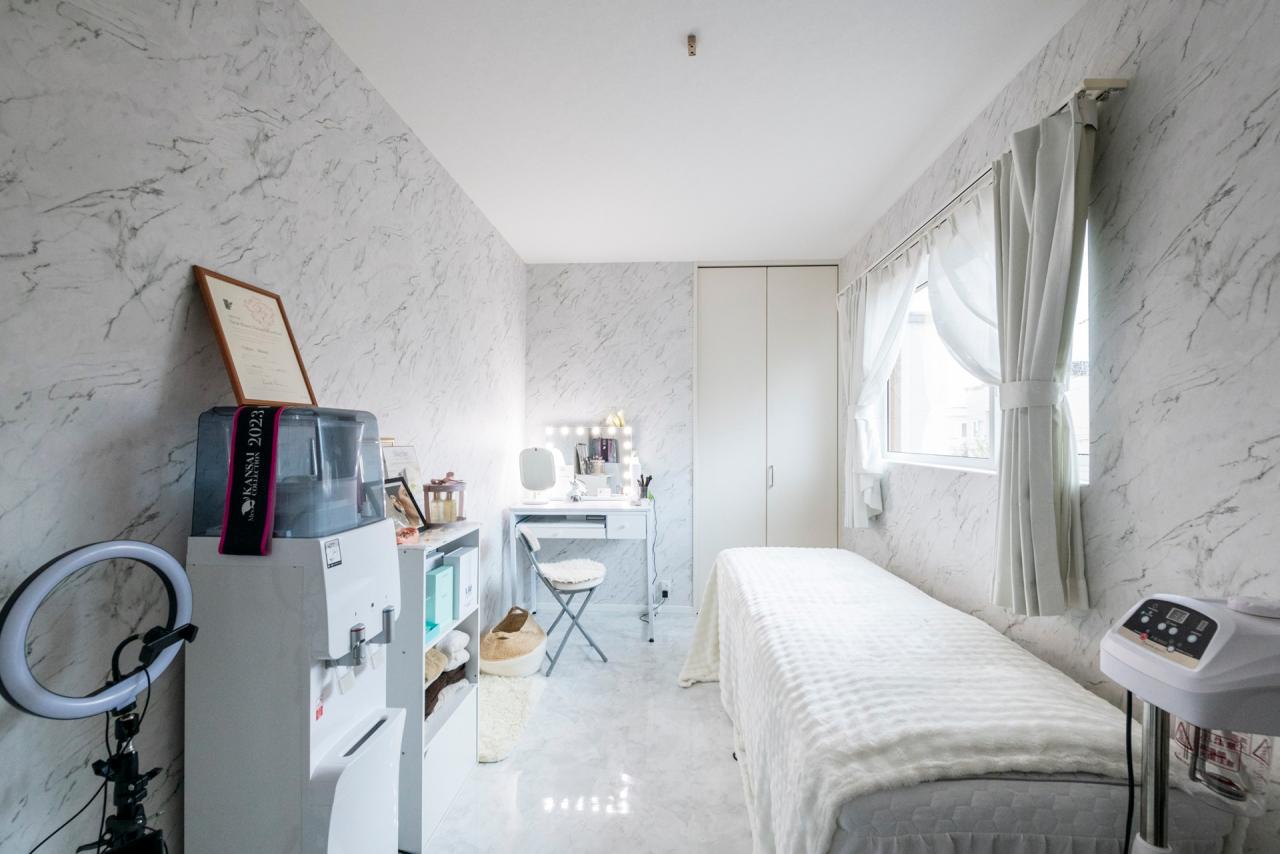 洋室、壁紙：奥様こだわりのエステサロン、お客様が非日常を感じれる空間に