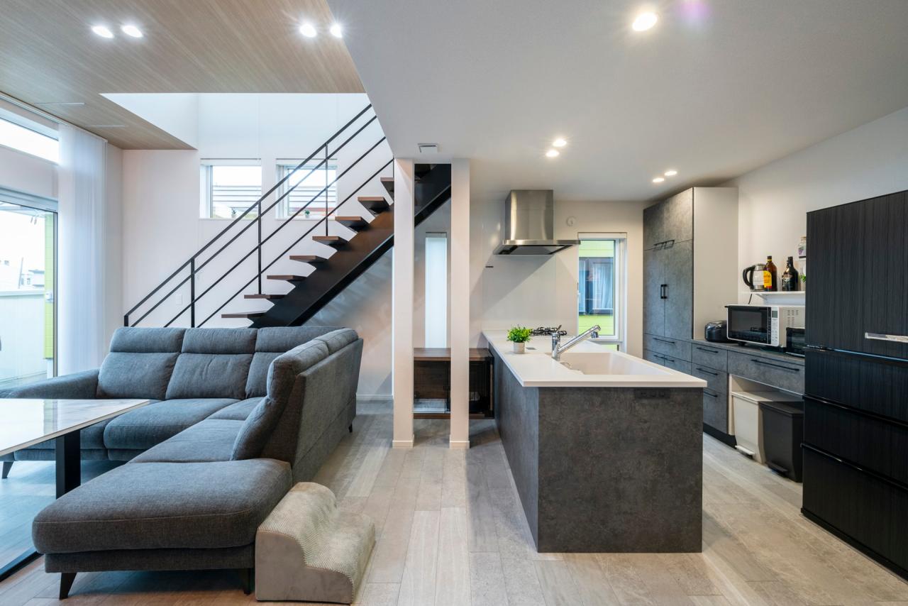 リビング、ダイニング、キッチン：階段下には愛犬のスペース、家族みんなが居心地の良いLDKに