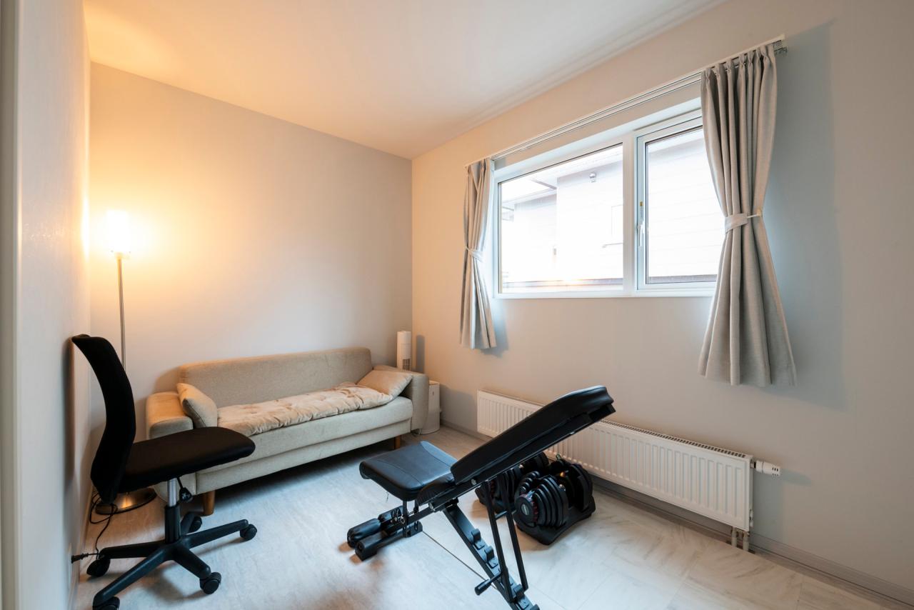 洋室、趣味室：ご主人こだわりの筋トレルーム、将来的には子供部屋にも