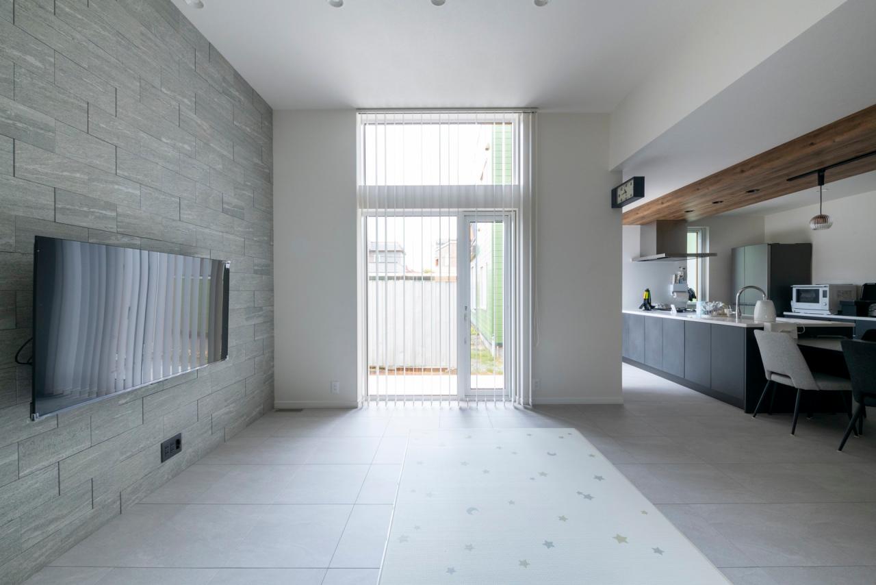 リビング、窓：リビング南西面には大開口と5.0帖のコンクリートテラスを配置