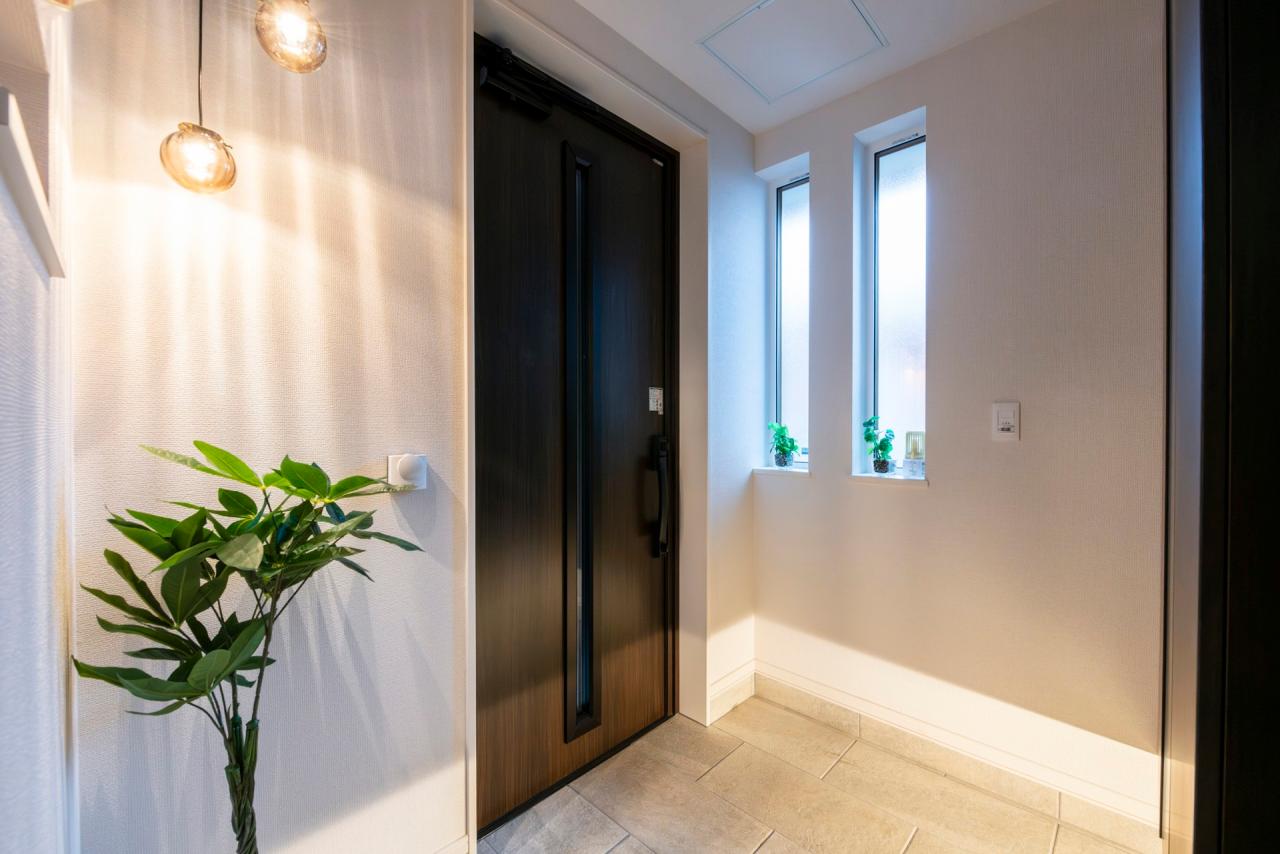 玄関、照明：玄関はペンダントライトを意匠的に配置しお家を印象付ける空間に