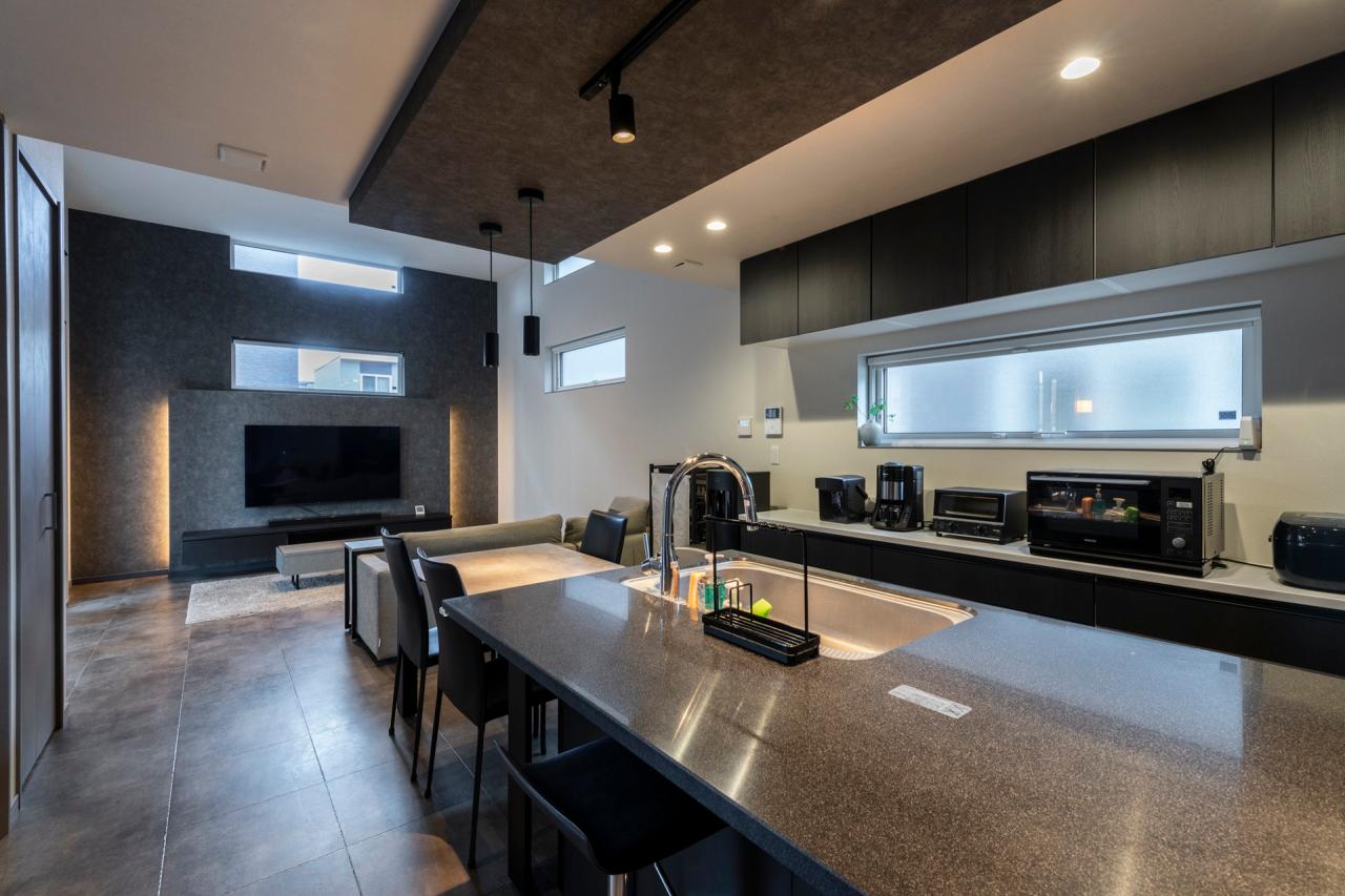 ダイニング、キッチン：キッチン前面にはハイチェアーを配置しバーカウンターの様に大人時間を楽しむ