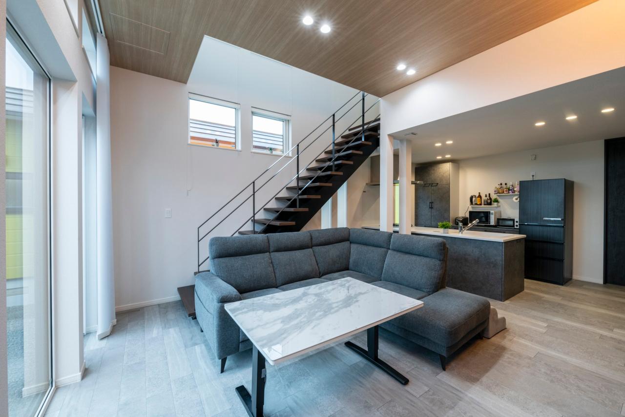 リビング、ダイニング、キッチン：ご主人の趣味に合わせホテルライクなテイストにまとめられたLDK