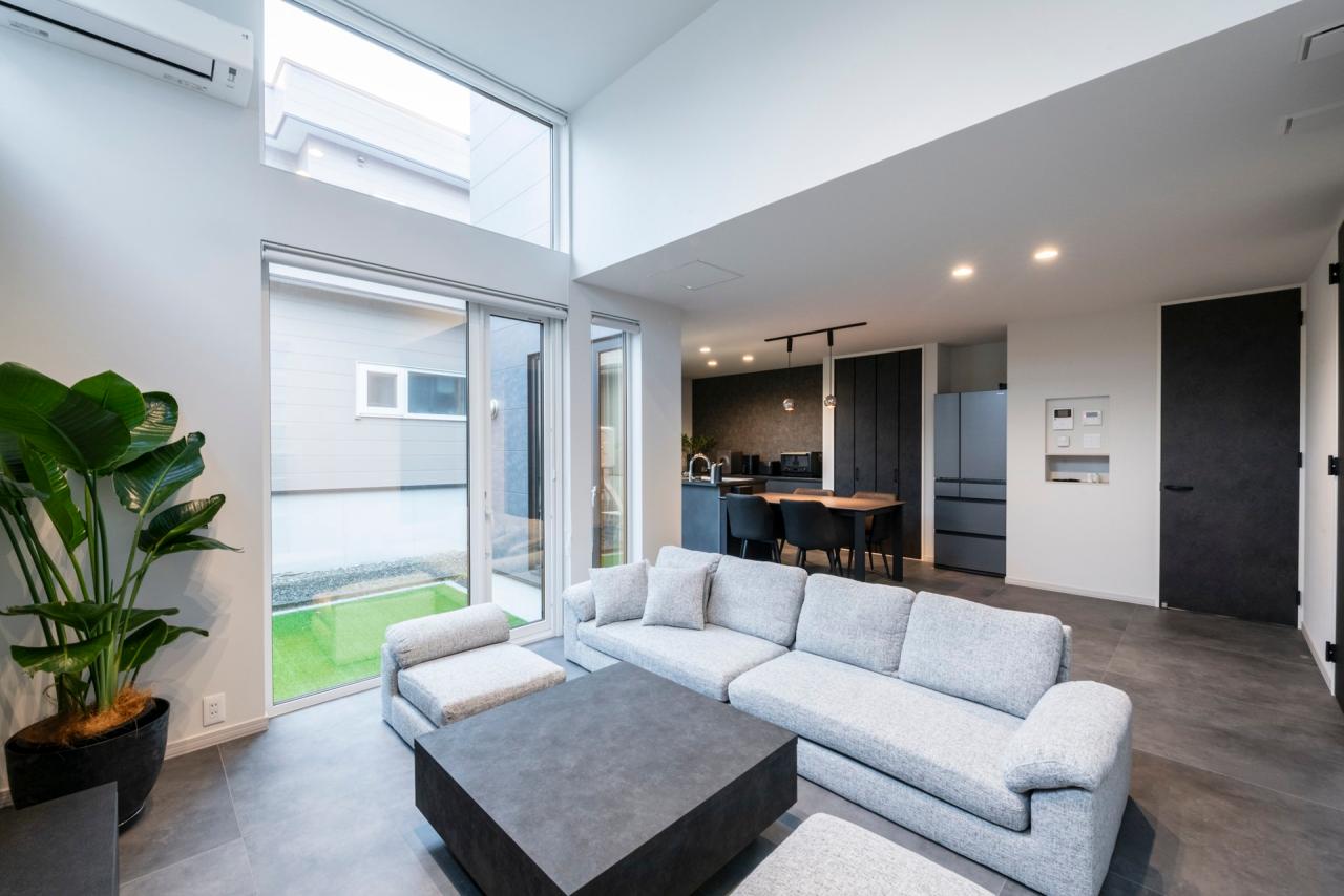 天井の高さによって空間が緩やかにゾーニングされどこにいても居心地の良い空間に