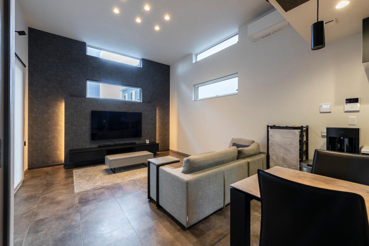 開放的なハイ天井リビングは意匠的な開口の組み合わせでホテルライクな空間に