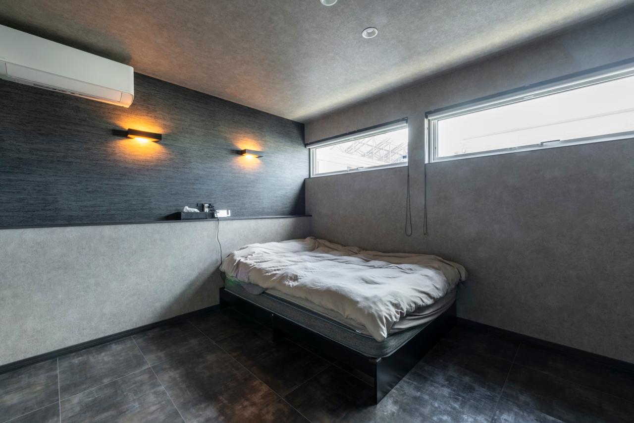 寝室、洋室：主寝室はベッドサイドに腰壁を設け携帯や眼鏡などを就寝前に置く便利なポイントに