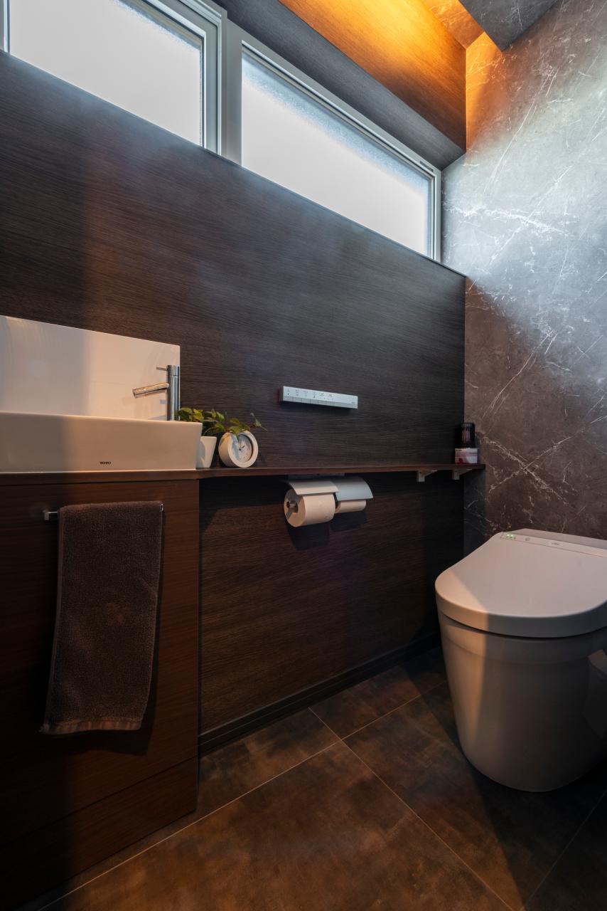 トイレ、壁紙：2種類のクロスを使い分けホテルライクに仕上げたレストルーム