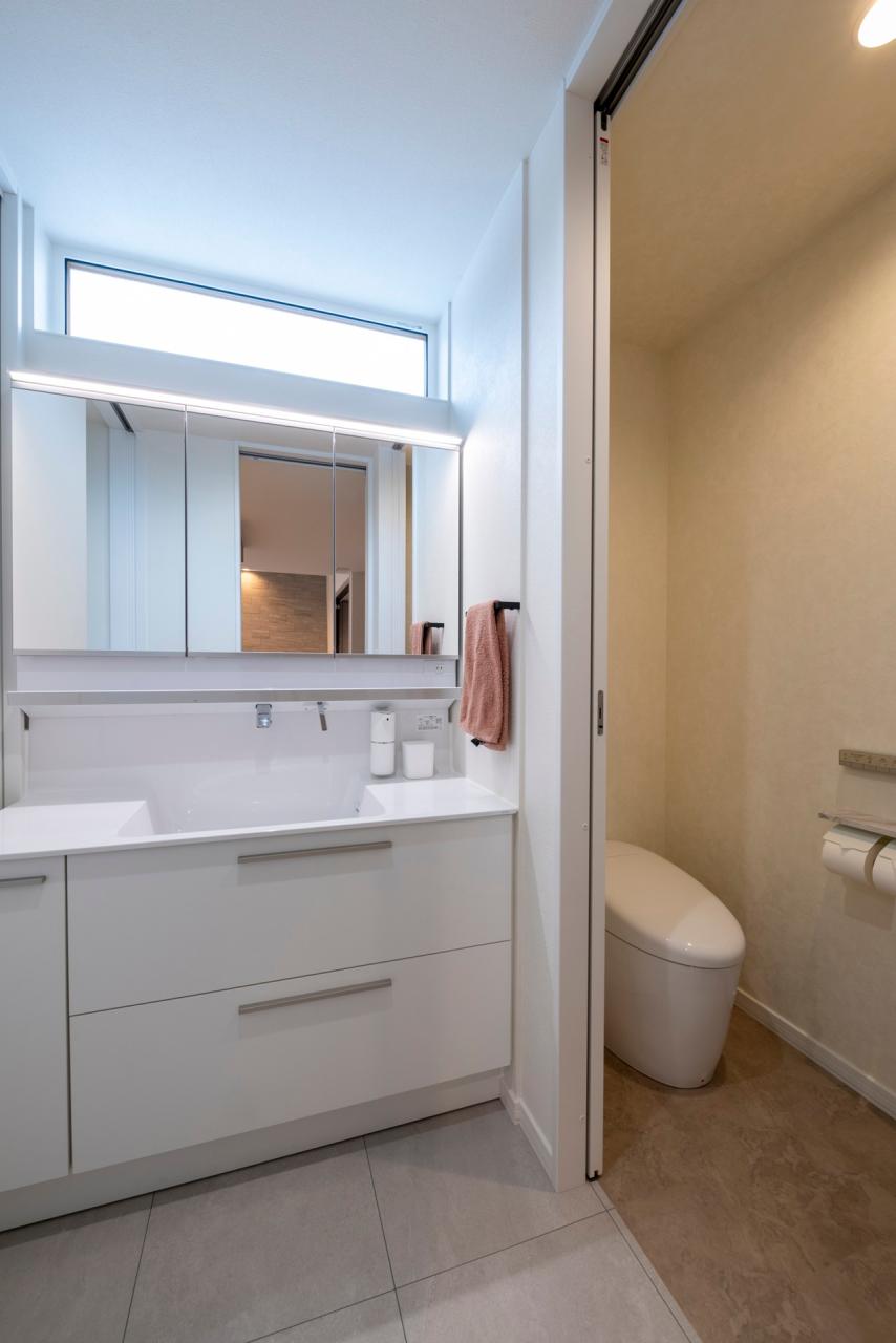 トイレ、ラバトリー・洗面所、窓：洗面所の上部には明り取りの窓を配置、トイレと隣接し使いやすい水回りに