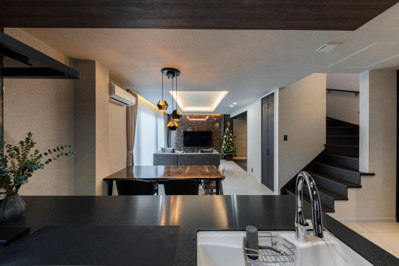 リビング、ダイニング、キッチン：キッチンからの眺め、LDKを一望し家族の気配を感じられる配置