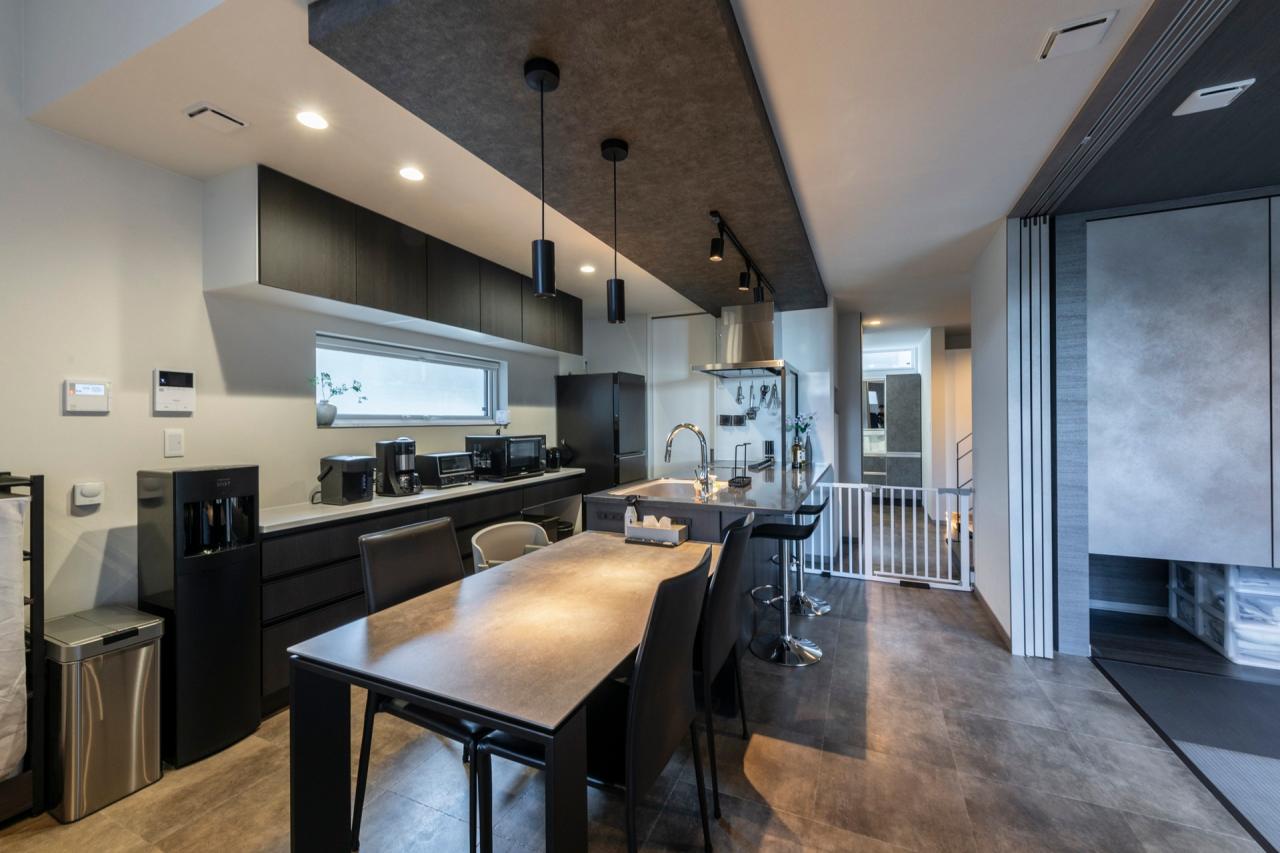 ダイニング、キッチン：使いやすい横並び配置のダイニングキッチンは下がり天井で空間に締まりが生まれる