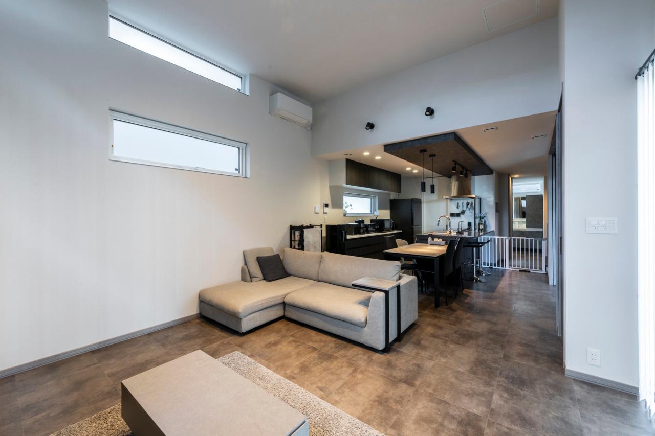 天井高の違いで空間を自然にゾーニングし居心地の良い空間に