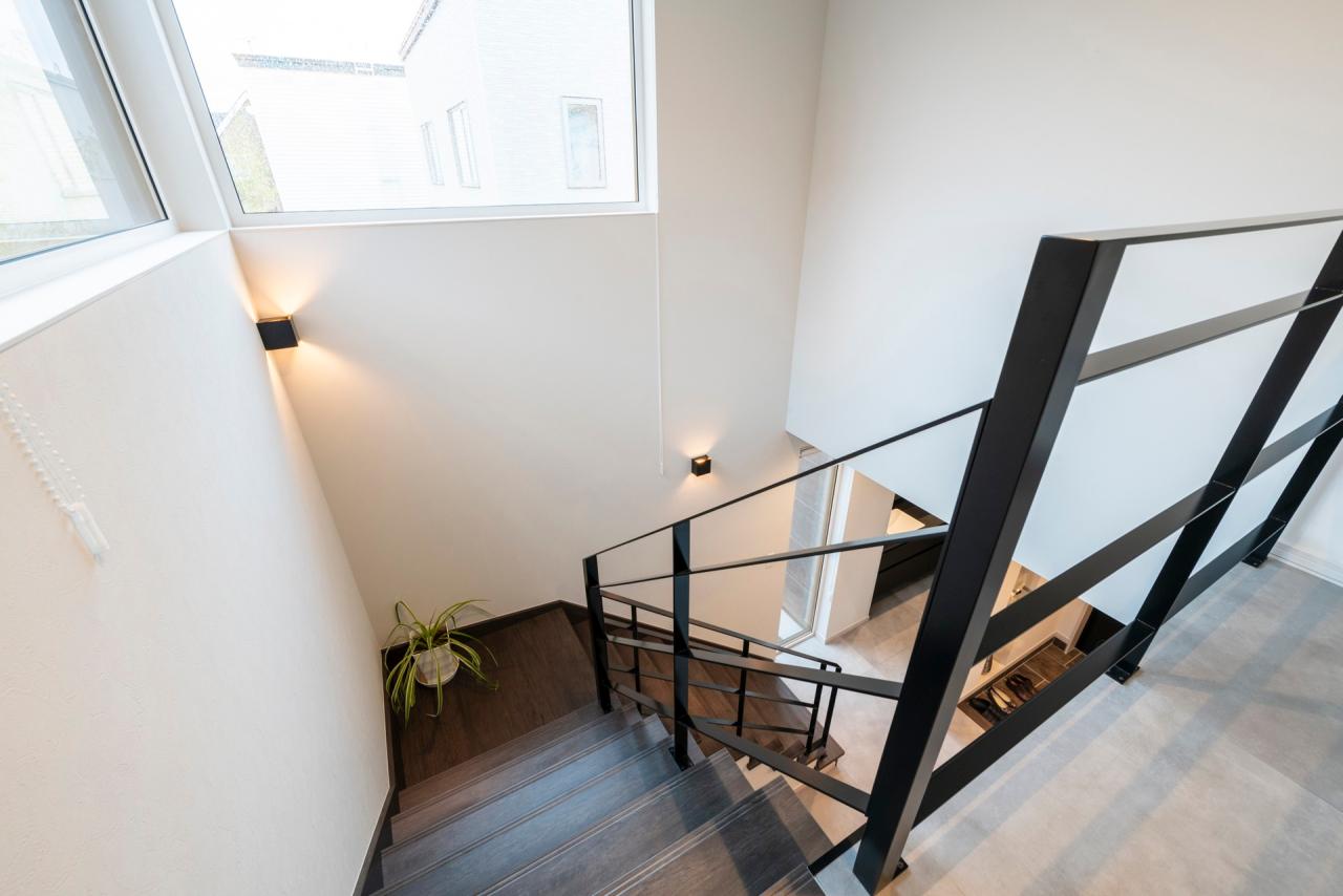 階段、吹き抜け：吹抜からの明かりが玄関ホールに入る開放的な空間