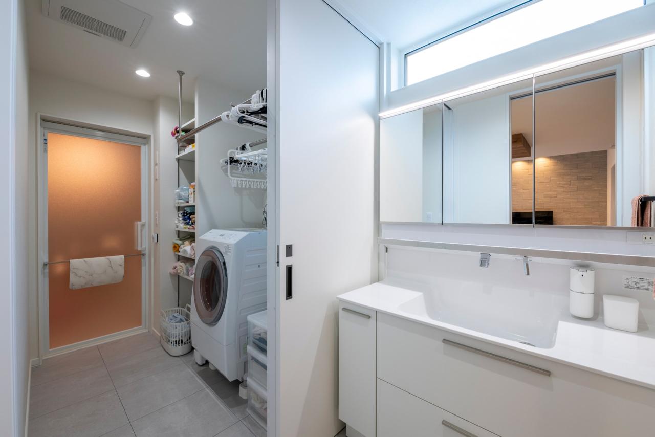 ラバトリー・洗面所、脱衣室、洗濯室：来客時も使いやすい洗面所と脱衣所セパレートタイプの間取り