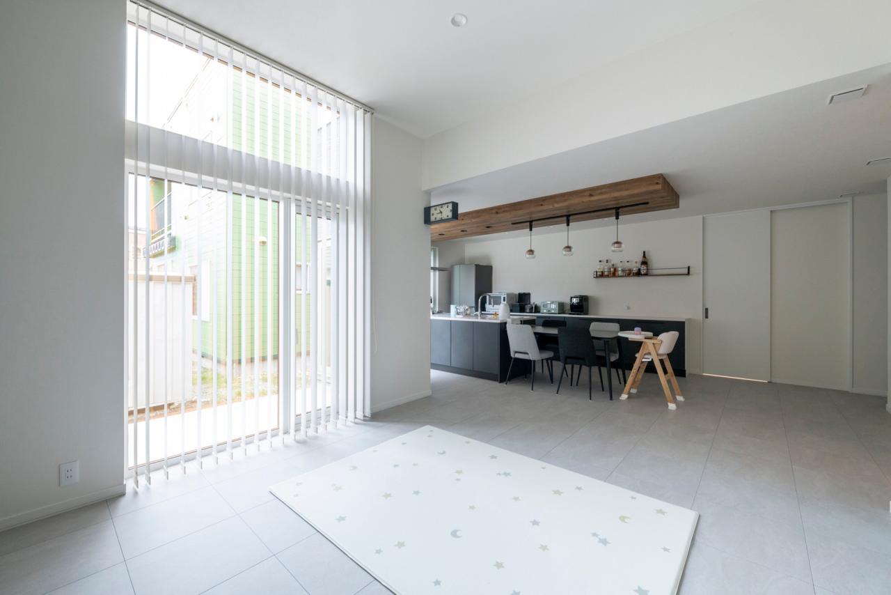 リビング、ダイニング、キッチン：3.0ｍのハイ天井リビングで抜け感のあるLDK