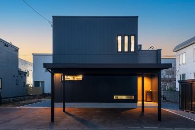 ダークカラーを纏う、大人のホテルライクな暮らし