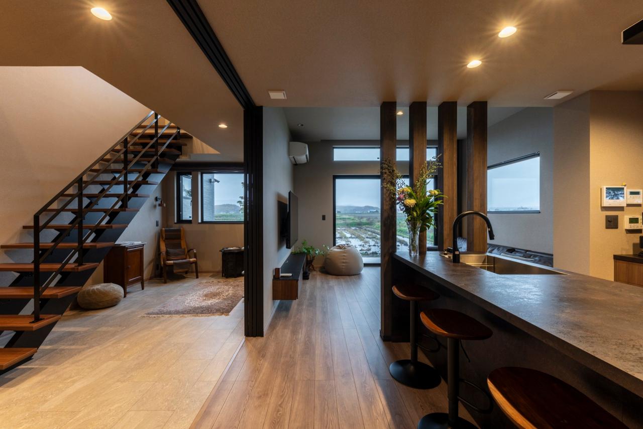 階段、ホール、フリースペース：開放的なLDKは4本の柱と天井の高さで自然にゾーニングされ居心地良さが生まれる