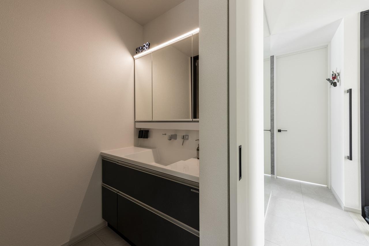 ラバトリー・洗面所：おかえり動線を叶える玄関横の洗面所、洋室にも近く就寝前も使いやすい配置