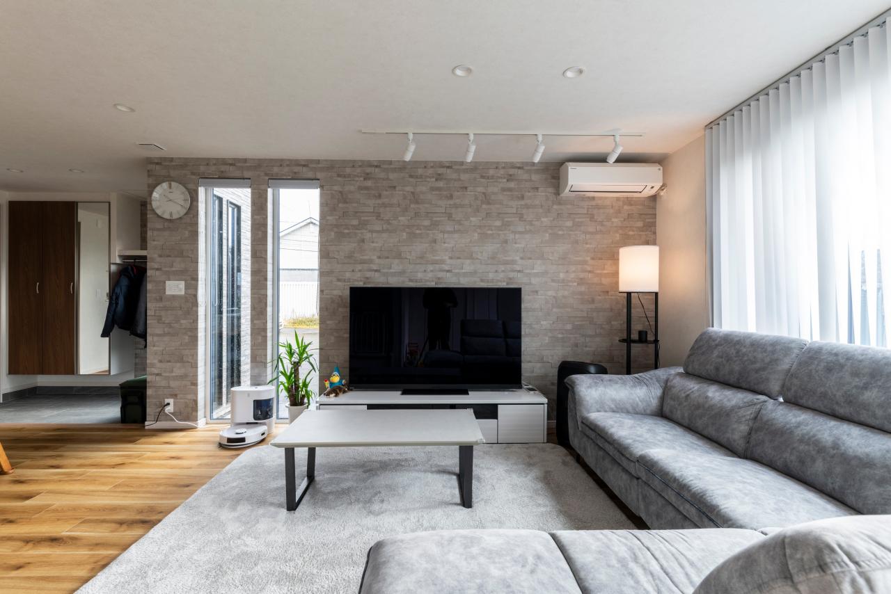 リビング、窓：アーキテックならではの窓の多さと意匠性で明るいリビングを実現