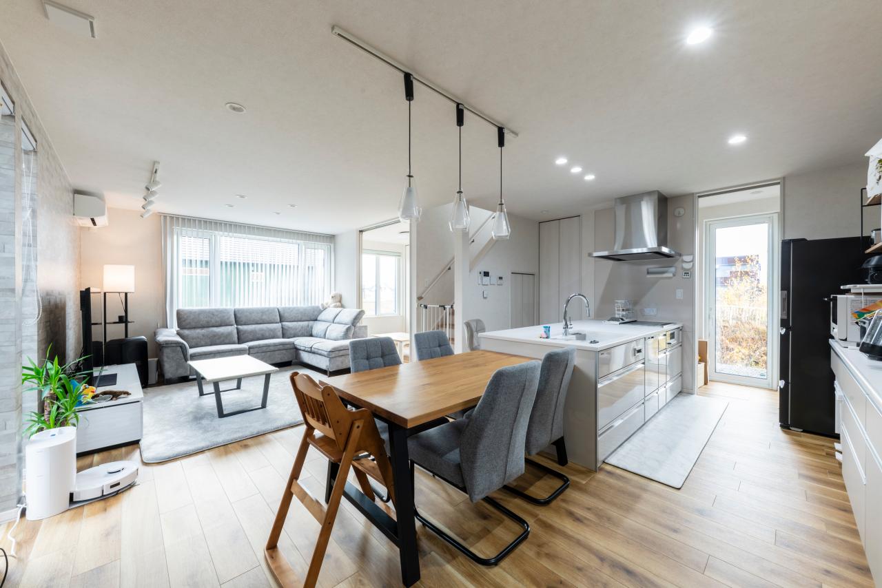 リビング、ダイニング、窓：開口部を多く設け明るく開放的なLDKに