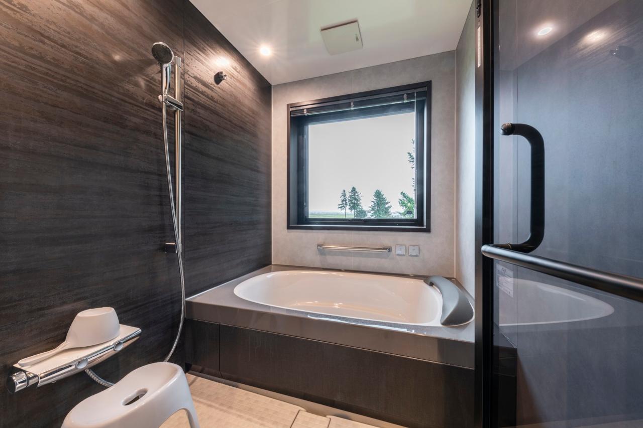 バスルーム：東川の自然を絵画のように切り取るビューバスはプライベートスパの様