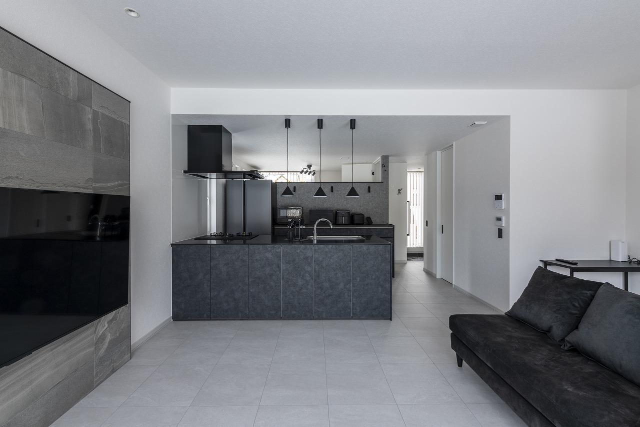 テレビ背面には高級感と機能性を両立したエコカラットプラスを採用