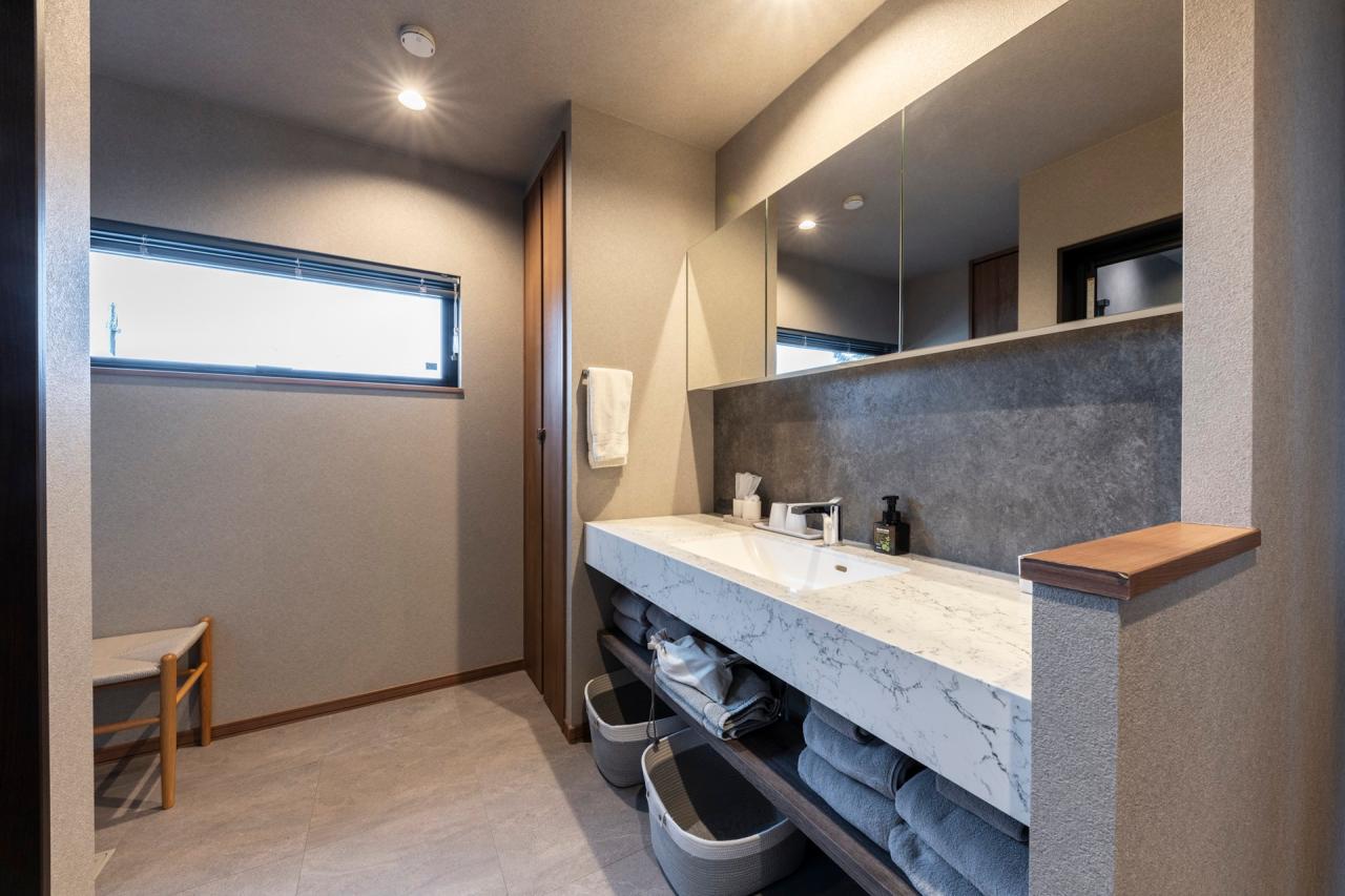 ラバトリー・洗面所：広々とした幅1500㎜の洗面所は二人並んでの身支度にも余裕が