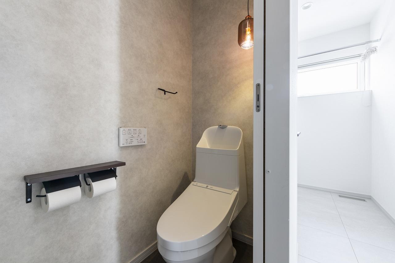 トイレ：脱衣所横にもトイレを配置し入浴前や就寝前にも使いやすいプランニング