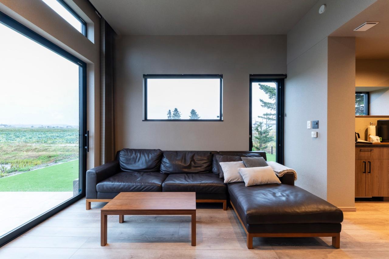 リビング、窓：3mハイ天井のリビングは季節の移ろいを取り込み心安らぐ空間に