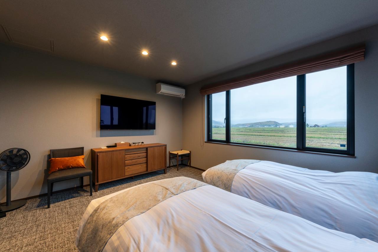 寝室、窓：朝日を取り込む大開口で自然の中で目覚める非日常体験を