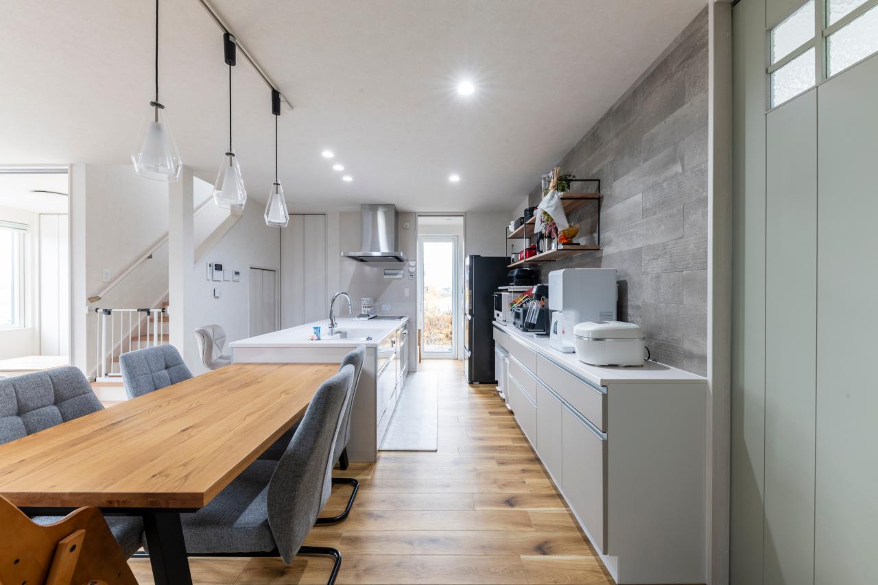 ダイニング、キッチン：使いやすいストレート配置のダイニングキッチンで家事を楽に