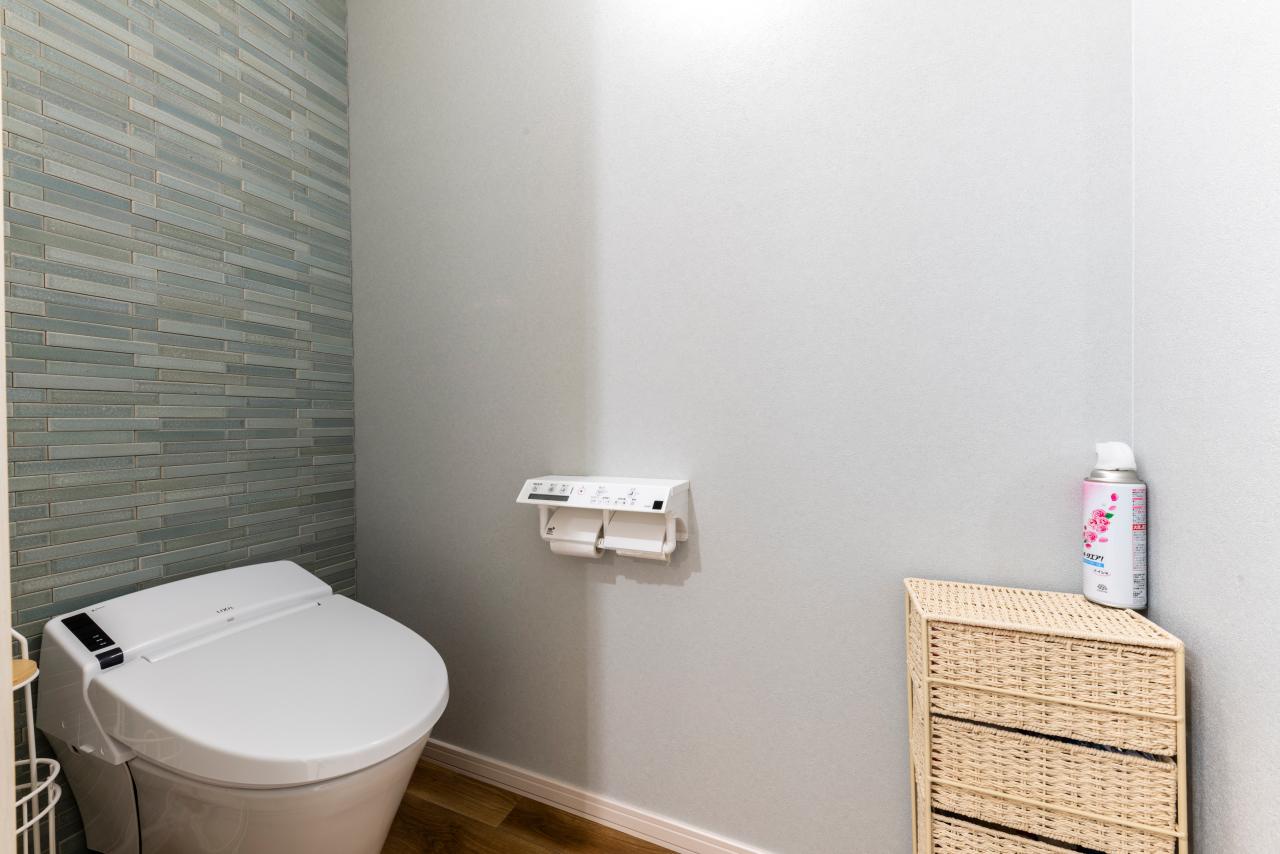 トイレ、壁紙：グリーンのエコカラットプラスを採用し落ち着いた空間に