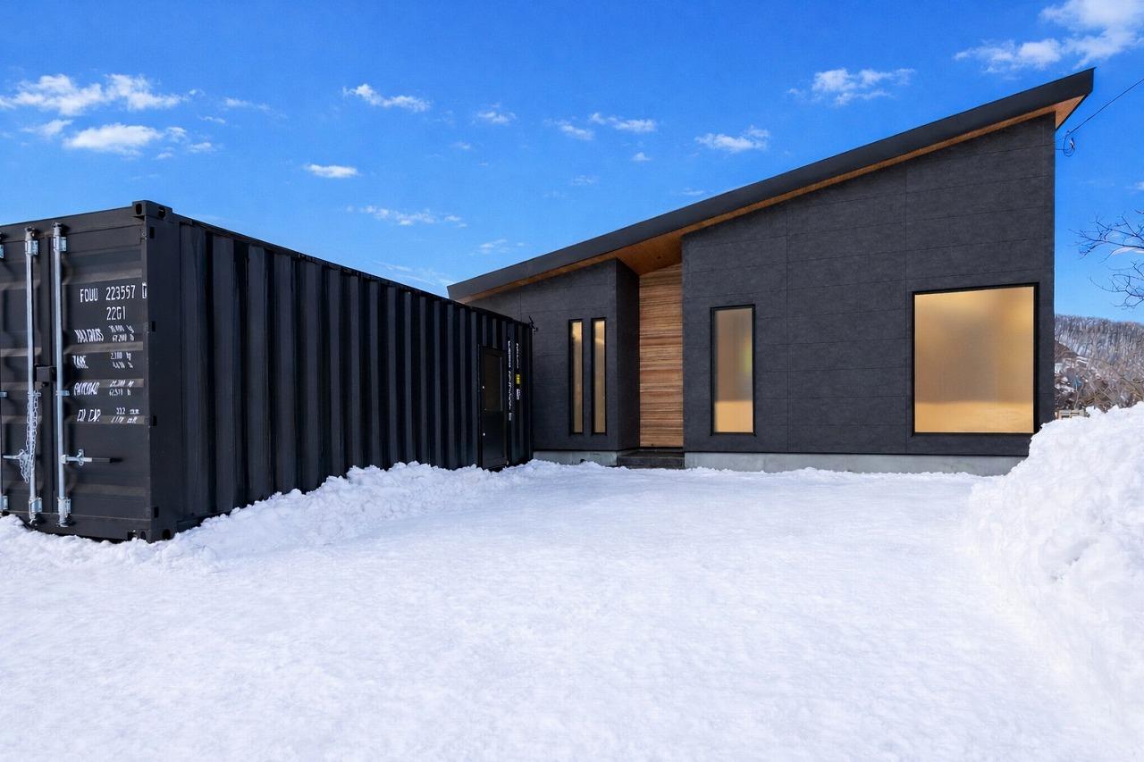 外観：美しい片流れ屋根と遊び心あるコンテナが印象的な外観