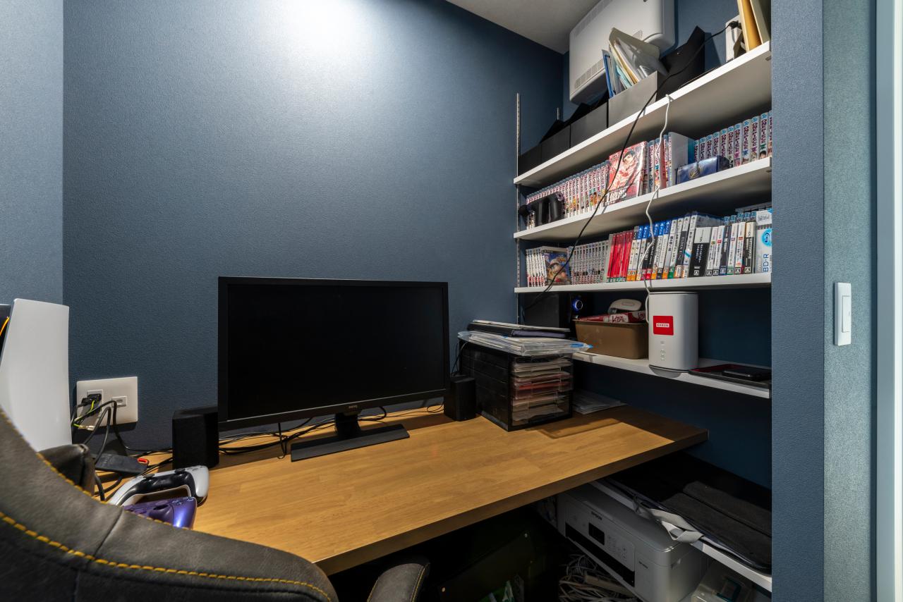 壁紙、書斎：ご主人の書斎スペースはネイビーのクロスで仕事に集中できる空間に