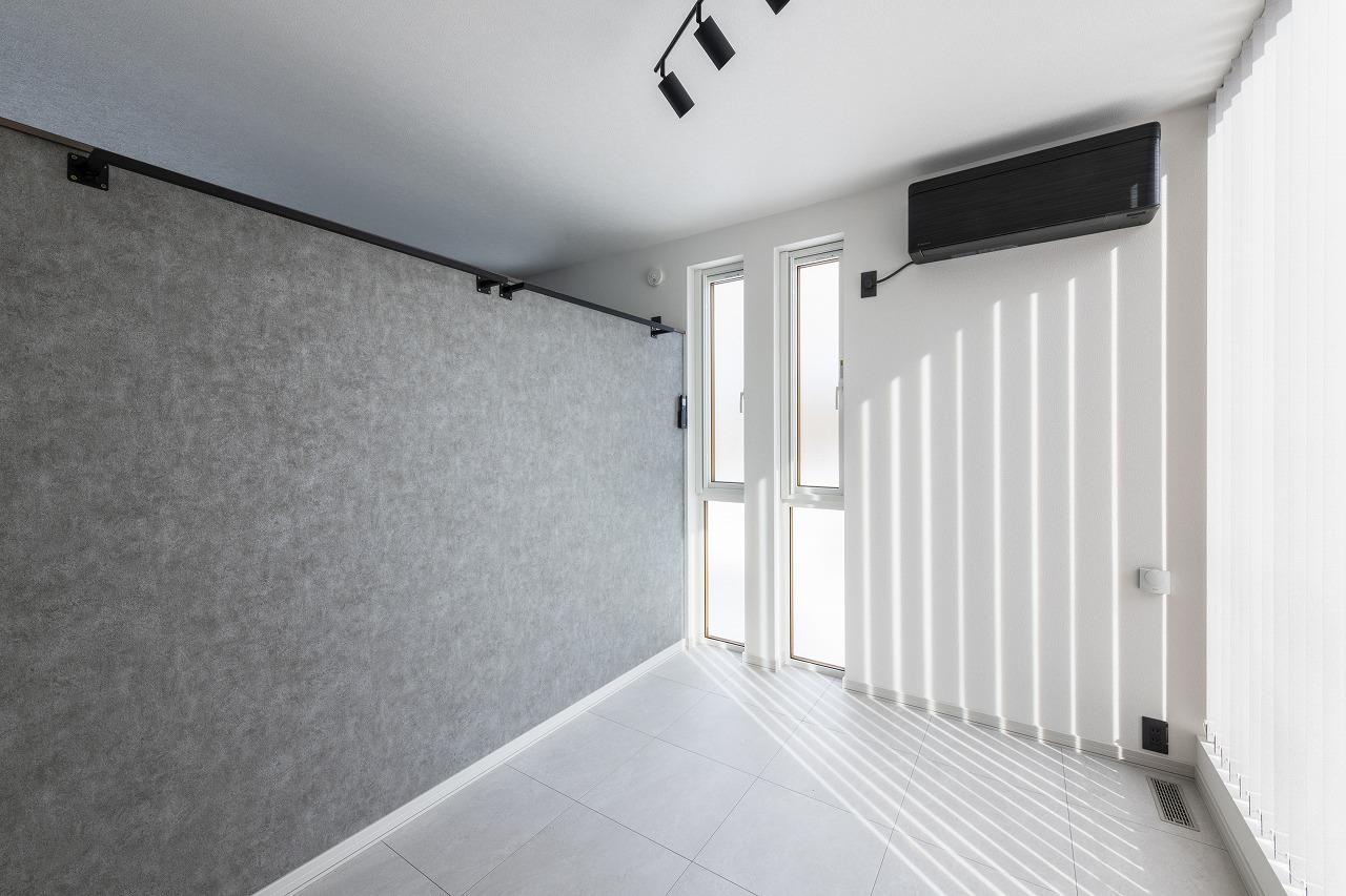 子供部屋は壁上部を開けることで光をリビングに取り込む設計